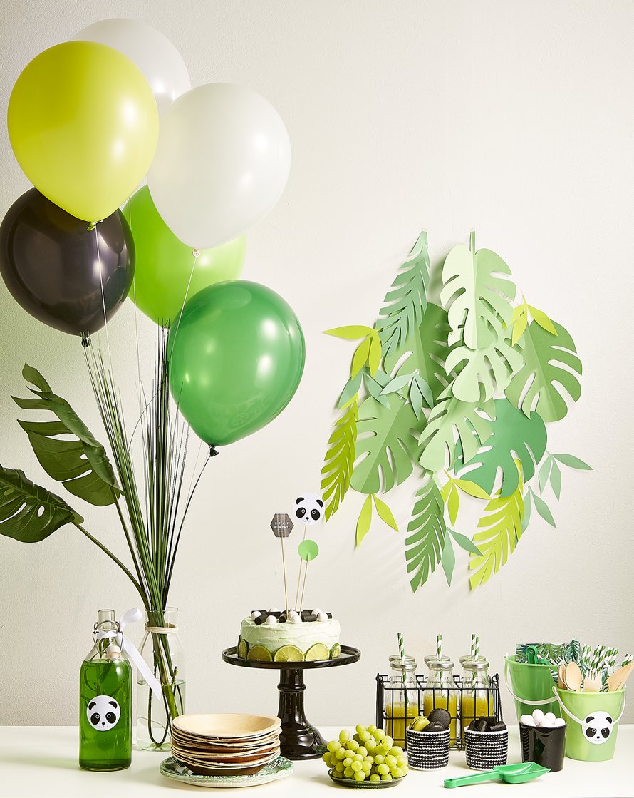 Kakusta kurkkaa panda. Tarrat 12 kpl/3,90 e, Pop up kemut. Kuva: <span class="photographer">Janne Westerlund (kirjasta Aina on syytä juhlaan – koko perheen juhlakirja, Otava 2018)</span>