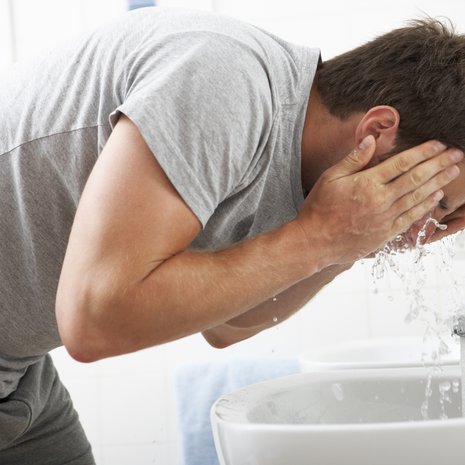 Kun kumarrut pesemään kasvojasi, kuvittele selän päälle harjanvarsi. Jos asentosi on väärä, selkä pyöristyy eikä keiipi pysy.