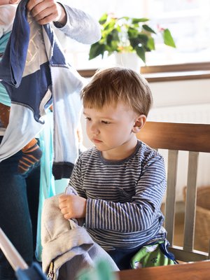 ”Äiti taitaa monesti kantaa vastuun kodin ja lasten asioista, vaikka mies osallistuukin tekemällä asioita, kun häntä pyydetään", lukija kirjoittaa. Kuva: <span class="photographer">iStockphoto.</span>