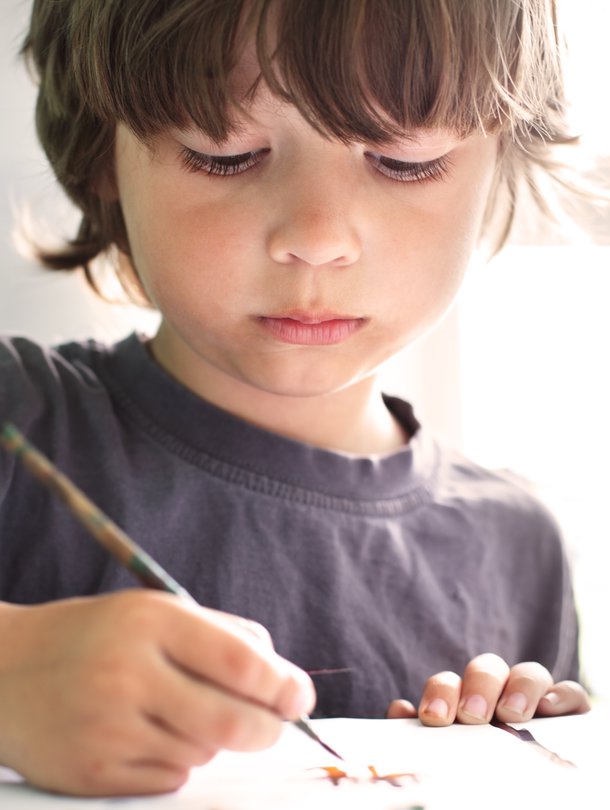 Piirtäminen, maalaaminen, legoilla rakentelu... Lapsen hienomotorisia taitoja voi houkutella esiin monin eri keinoin. Kuva: <span class="photographer">Shutterstock.</span>