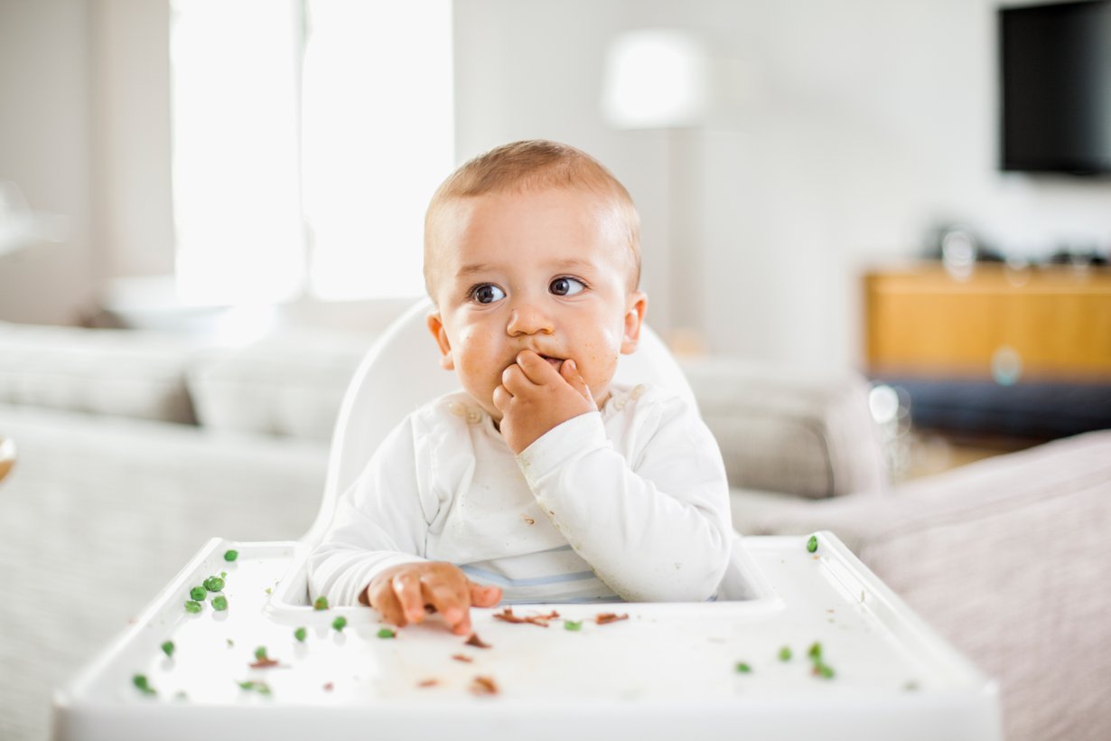Ihaninta on syödä itse. Se kehittää vauvan hienomotoriikkaa ja voi edistää myönteistä suhdetta ruokaan. Kuva: iStockphoto