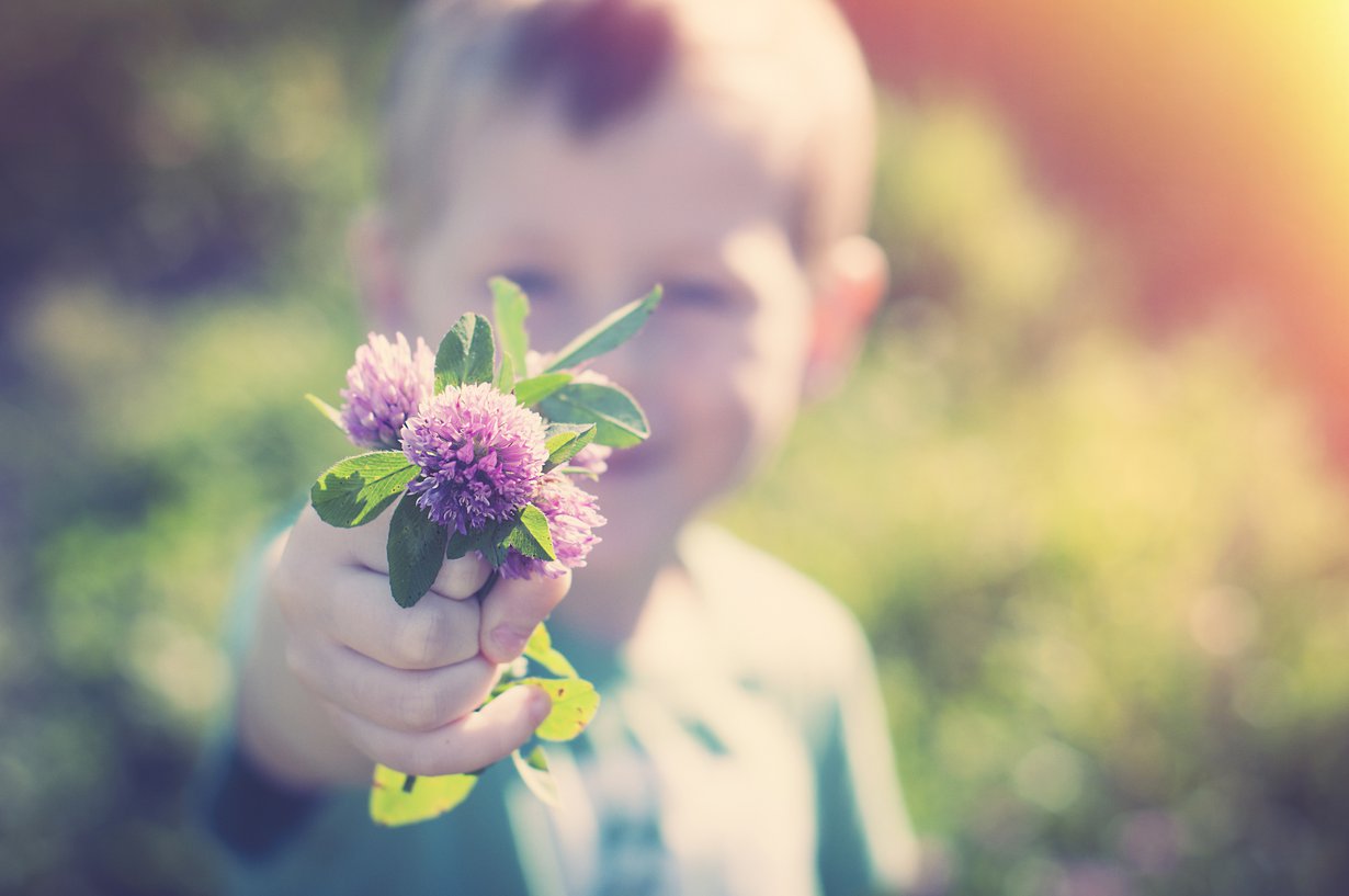 Paras tapa opettaa kiitollisuutta lapselle on olla itse kiitollinen, sanoo Kirsti Lonka. Kuva: iStockphoto