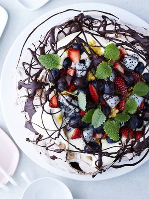 Suklaahuntu ja kauden marjat viimeistelevät pavlovan.