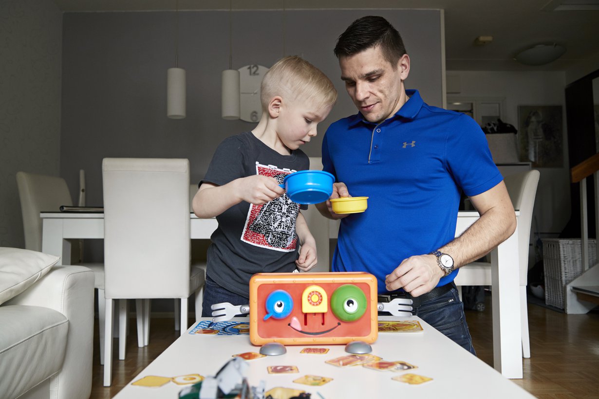 Kotijoukkue. Casperilla on oma leivinpaahdin-pöytäpeli, johon veljet eivät sairausvuosina saaneet koskea. Sitä pelattiin, kun veljet pääsivät jonnekin kivaan paikkaan, minne häntä ei voinut viedä.