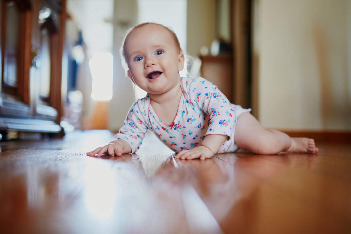 Jumppatuokio mahallaan riittää hyvin virikkeeksi vauvalle. Kuva: iStock