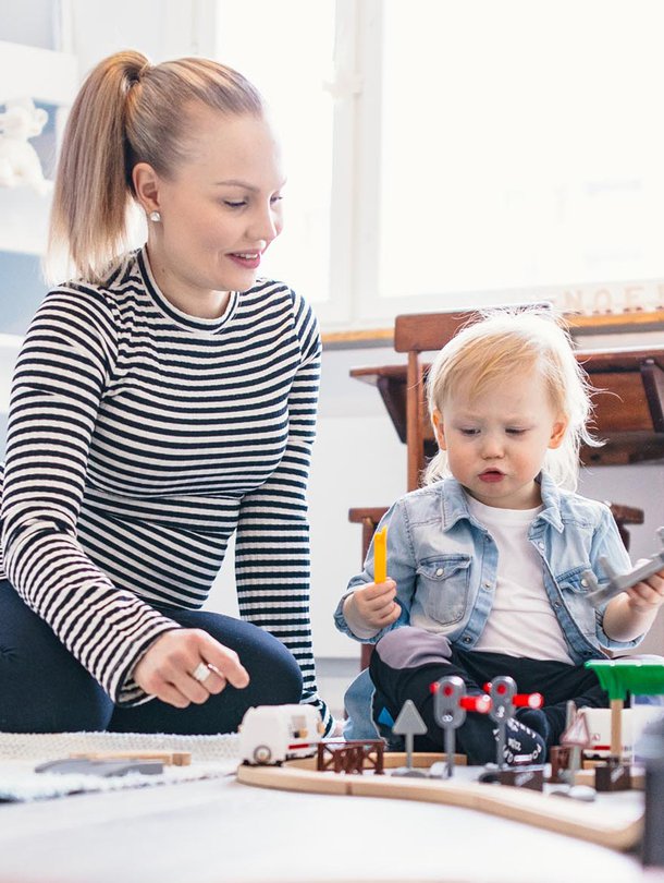 Tiia Ikäheimonen on kotona 2-vuotiaan Noelin kanssa. Heinäkuussa perheeseen odotetaan toista lasta.