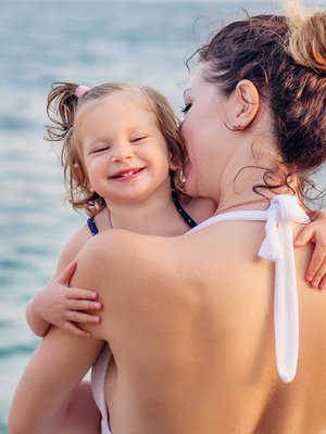 Ihana kesä ja rantaleikit! Lapsen vahtiminen rannalla on aina vanhemman vastuulla, vaikka rannalla olisikin uimavalvoja.