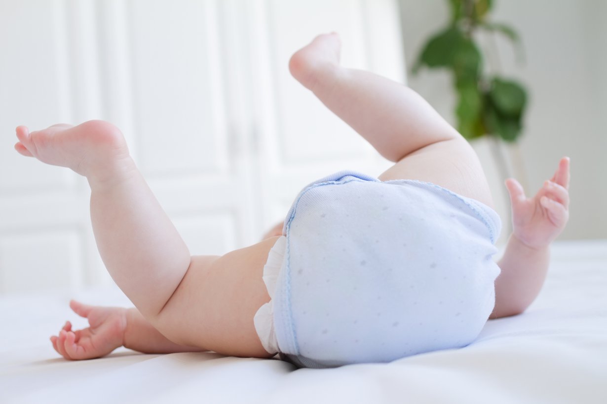 Kestojen ympäristökuorma kasvaa vaippojen pesusta. Kertakäyttöisistä syntyy paljon jätettä. Kuva: Shutterstock