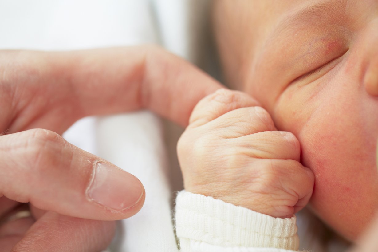 Kätkytkuoleman syytä ei tiedetä. Epäillään, että kätkytkuolema liittyy vauvan geneettisiin ominaisuuksiin, mutta myös sillä on merkitystä, missä asennossa vauva nukkuu. Kuva: iStockphoto