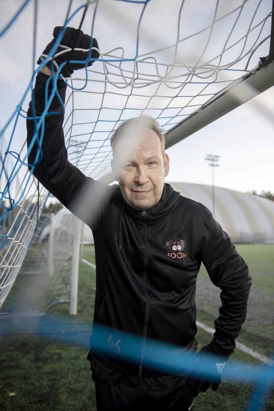Niko Saarela ryhtyi freelanceriksi. "Askeleeni ovat hyvin kevyitä nyt, kun olen vapaa ja on aikaa ajatella asioita. Ehdin nähdä lapsianikin enemmän", Niko kertoo.