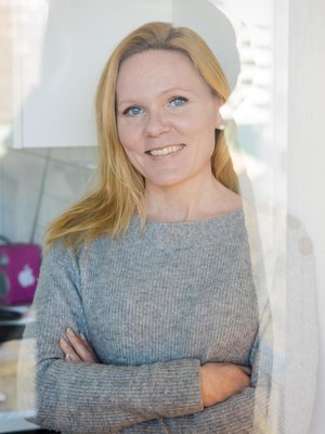 Tässä ajassa meidän ennemminkin pitää suojata lapsia liioilta ärsykkeiltä, Elina Pekkarinen sanoo.
