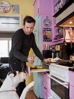 Lavikaisen perheeseen kuuluu myös amerikanbulldoggi Anita. Kuva: <span class="photographer">Tuomas Kolehmainen</span>