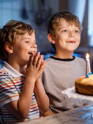 Paljon onnea vaan! Samanikäisestä sisaruksesta voi olla paljon iloa. Kuva: <span class="photographer">iStockphoto</span>