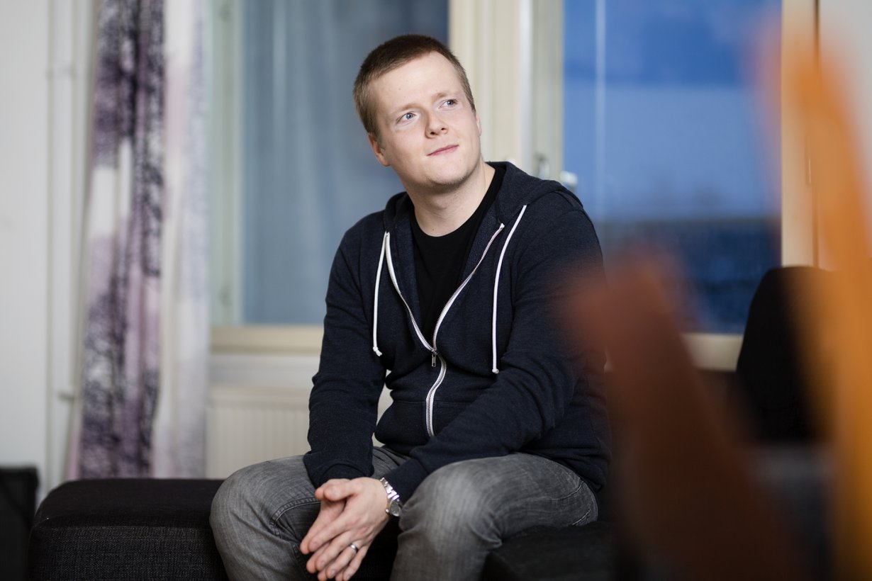 Teron mieltä rauhoittaa se, että merkkivaatteet menevät käytettyinäkin kaupaksi hyvään hintaan. Kuva: Heli Blåfield