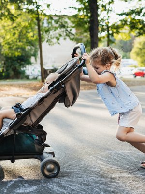 Sisaruksista on seuraa toisilleen, mutta ikäero voi tuoda haasteitakin. 