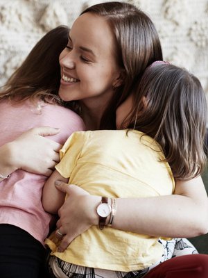 Sara ja Mikko Parikan esikoinen Matilda syntyi keväällä 2014. Pikkusisko Mimosa syntyi joulukuussa 2015. Tytöillä on ikäeroa vuosi ja yhdeksän kuukautta. Kuva: <span class="photographer">Panu Pälviä</span>