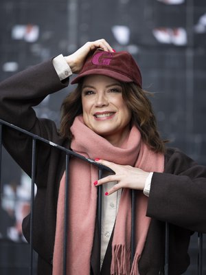 Emma Salokoski tunnetaan Emma Salokoski Ensemble -yhtyeestä ja etenkin Veden alla -kappaleesta.