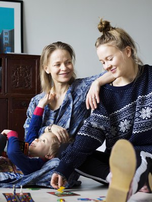 Teini ja sen veli.  Uunon ja Ellan ison ikäeron ansiosta Sanna Majuri on elänyt äitiyttä  kahtena erilaisena aikana. Kuva: <span class="photographer">Milka Alanen</span>