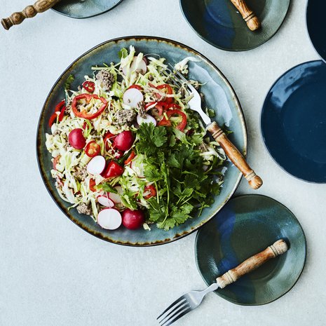 Riittoisa jauhelihasalaatti maistuu parhaimmalta kylmänä. 