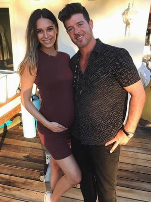 April Love Geary ja Robin Thicke esikoisensa odotusaikana viime marraskuussa. Kuva: <span class="photographer">MVPhotos</span>