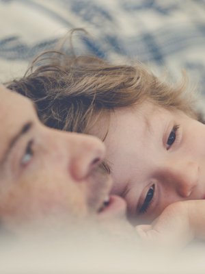 Aamuhali tai iltahöpötykset ovat arjen rutiineita, joilla vanhempi vahvistaa suhdettaan lapseen. Kuva: <span class="photographer">iStockphoto.</span>