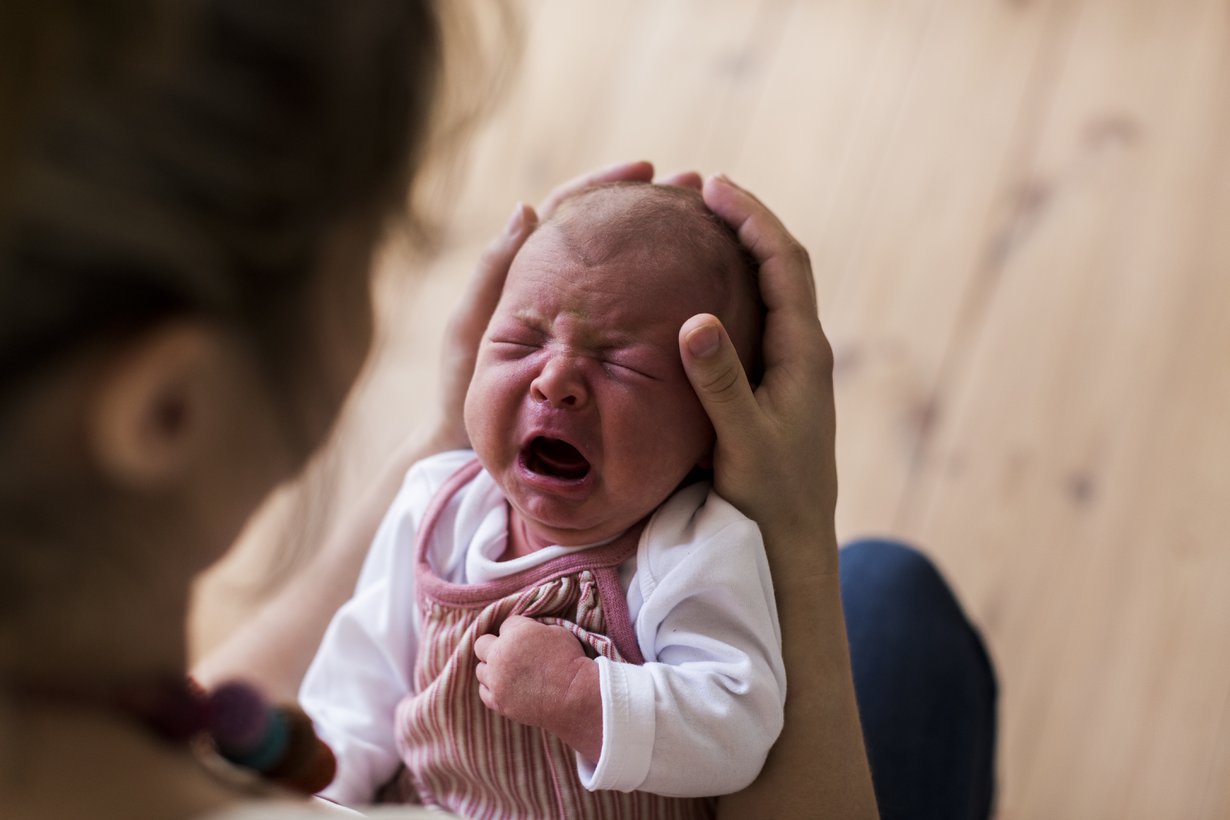Selittämättömästi itkevän vauvan vanhemmalla on valtava tarve löytää itkulle syy ja saada lapsen oloa helpotettua. Kuva: iStockphoto.