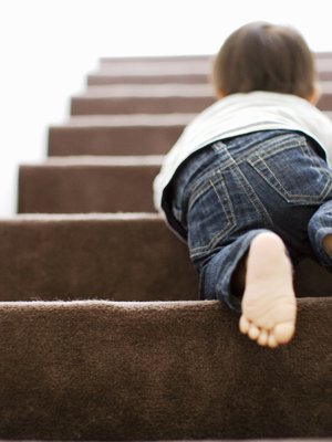 Portaat ylöspäin sujuu usein hyvin vauvaltakin, mutta paluumatka vaatii apua. Kuva: <span class="photographer">iStock</span>