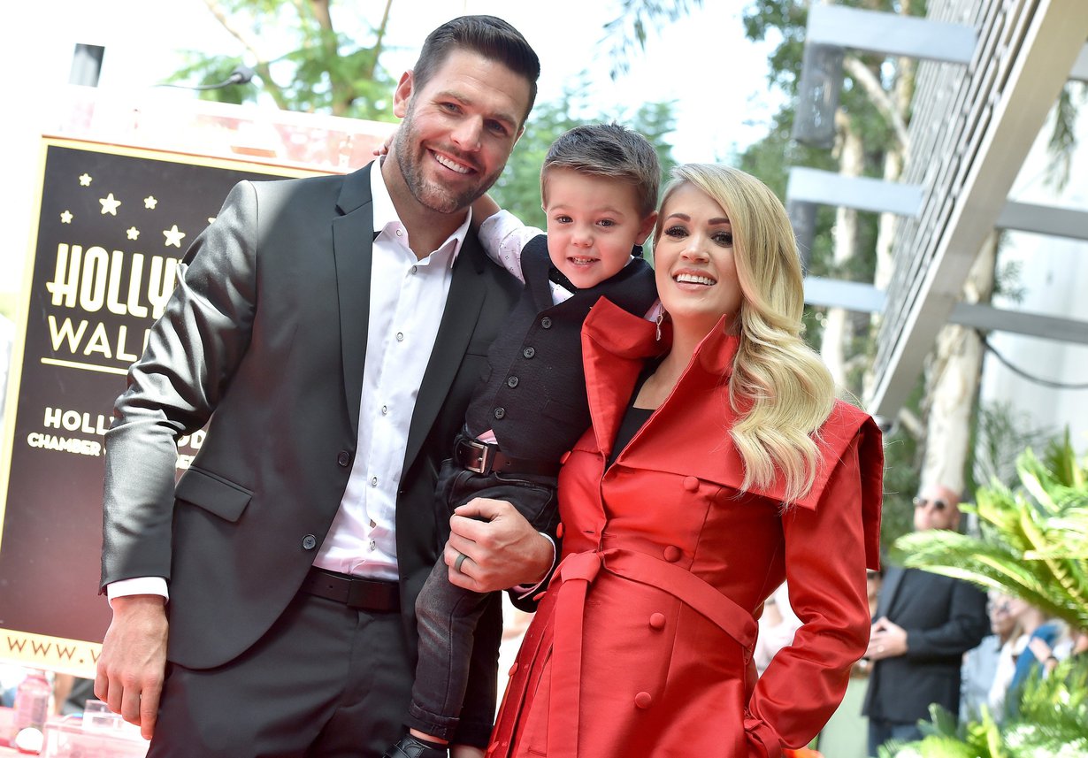 Carrie Underwoodin kumppani, jääkiekkoilija Mike Fisher sekä heidän poikansa Isaiah tulivat mukaan juhlimaan, kun laulaja sai 20. syyskuuta oman tähden legendaariselle Hollywoodin Walk of Famelle. Kuva: MVPhotos