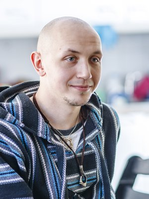 Vauvan synnyttyä Teemusta tuntui, että kaikki oli tapahtunut niin nopeasti, että ajatus ei ehtinyt mukaan. Hän ei ollut koskaan pitänyt sylissään vastasyntynyttä, ja nyt hän oli alle voipaketin kokoisen lapsen isä. Kuva: <span class="photographer">Mikko Nikkinen</span>