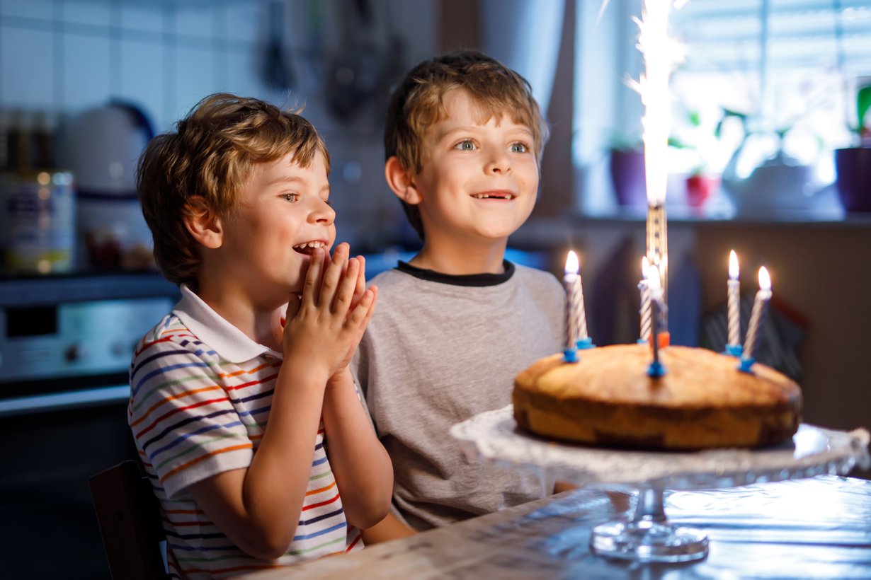 Paljon onnea vaan! Samanikäisestä sisaruksesta voi olla paljon iloa. Kuva: iStockphoto