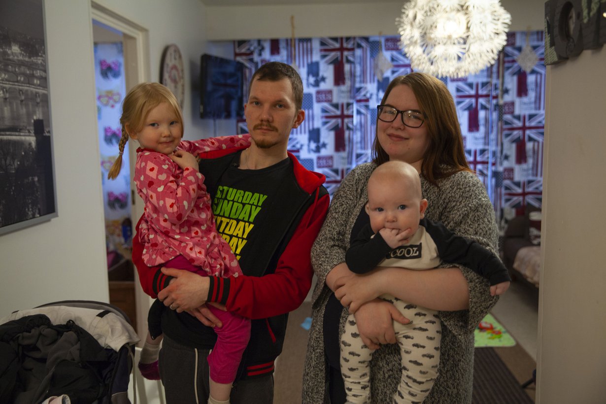 Viisi Toisenlaiset teiniäidit -ohjelmassa nähtyä äitiä palaa kertomaan, mitä heille kuuluu nyt. Yksi äideistä on 21-vuotias Petra, jolla on aviomiehensä Tatun kanssa kaksi lasta. Kuva: Nelonen Media
