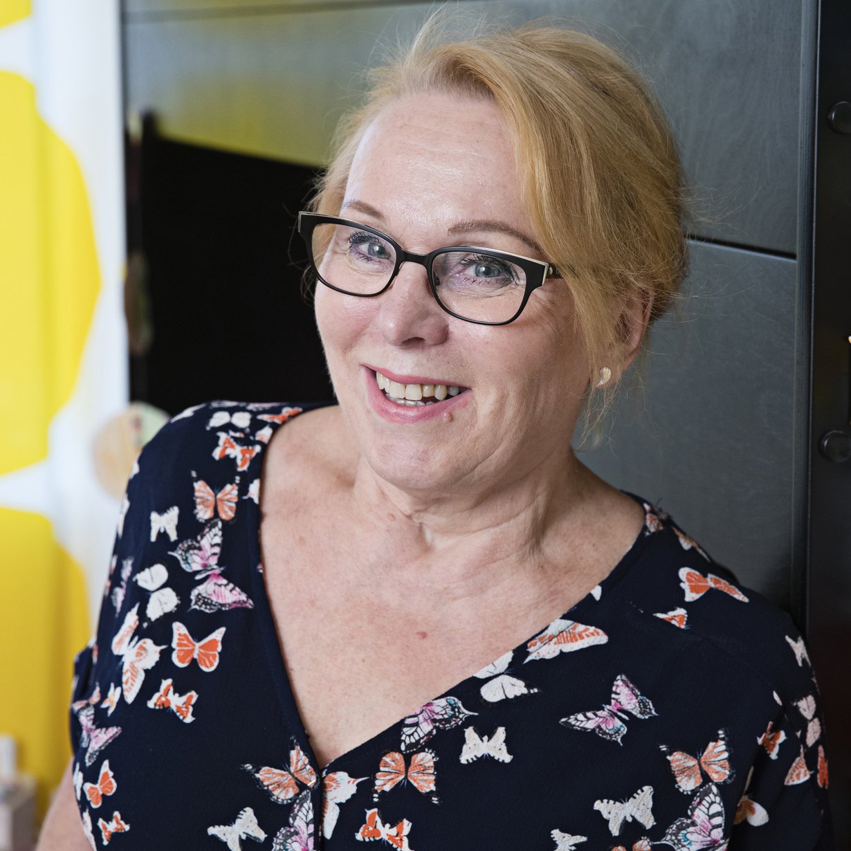 Maarit piipahtaa usein tyttärensä perheessä lapsia hoitamassa tai auttamassa siivoamisessa ja pyykkäämisessä. Kuva: Anna Huovinen