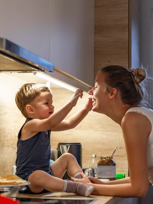 Uusi sukupolvi voi tuoda mukanaan muutoksen ilmastotalkoisiin – varsinkin, jos vanhempien ilmastoystävällinen elintapa periytyy lapselle.