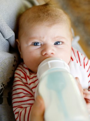 Kaikki rentoutui, kun ruokinta pullosta alkoi sujua, kertoo kyselyyn vastannut äiti. Kuva: <span class="photographer">iStockphoto</span>