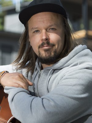Jukka Pojan vanhimmat lapset ovat jo teini-iässä. Kuva: <span class="photographer">Vesa-Matti Väärä</span>