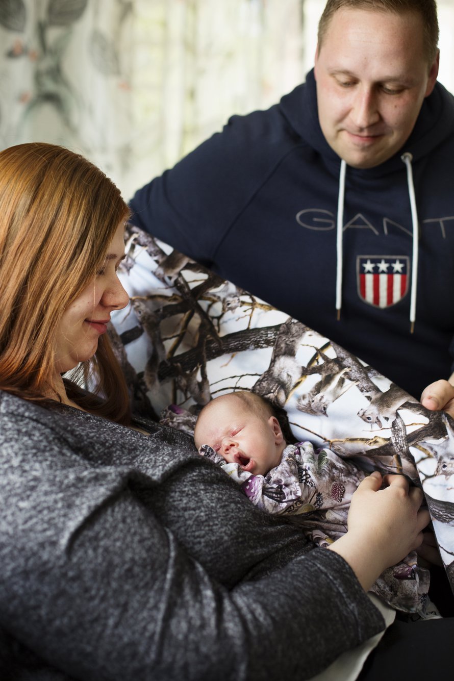 Kun perhe kotiutui sairaalasta, heillä oli kaikki valmiina odottamassa. ”Vaatteitakin löytyy aina kokoon 80 asti.” Kuva: <span class="photographer">Milka Alanen</span>