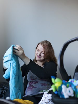 Niina Malisen vaatehankinnat vauvalle ovat maksaneet enintään viisi euroa kappale. Kuva: <span class="photographer">Riina Peuhu</span>