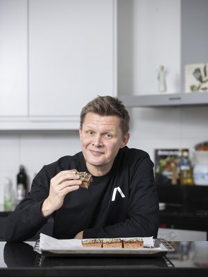 Leipominen on Mika Saukkosen uusin taito. "Hämmästytän perhettäni leipomalla korvapuusteja tai mokkaruutuja."