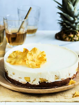 Moussekakussa on täyteläinen suklaapohja ja kuohkea rahkatäyte.