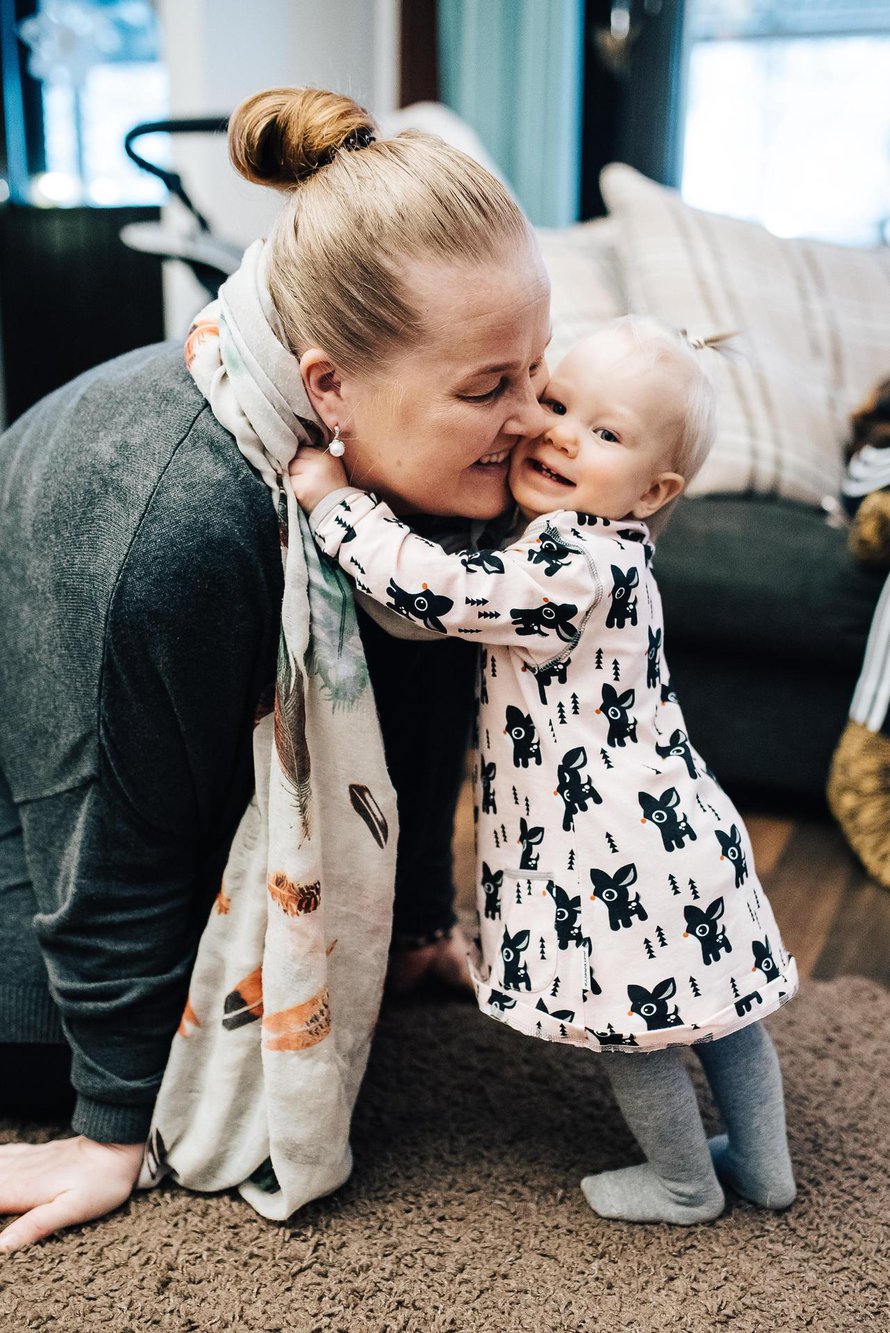 Tärkein on tässä. Sanna nauttii vauva-ajasta nyt enemmän kuin nuorempana. Kuva: <span class="photographer">Jesse Karjalainen</span>