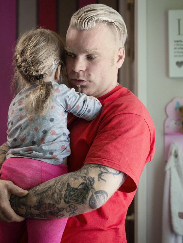 Tätä en mokaa. Kuopukselleen Mikko yrittää  olla läsnäoleva isä  alusta asti. Kuvat: Karoliina Paatos