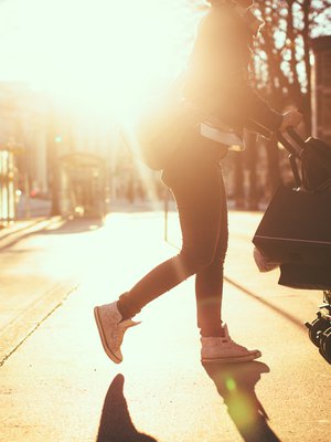 Kun katupölyä on ilmassa paljon, vältä vaunulenkeillä ruuhkaisia tienvarsia. Kuva: <span class="photographer">iStockphoto</span>