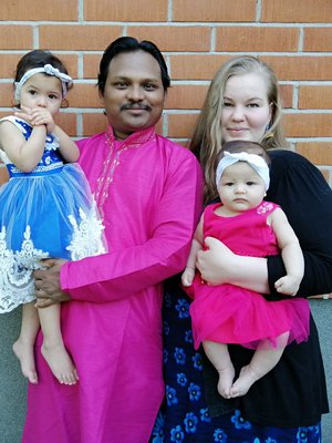 Kuvassa Reza ja Petra tyttäriensä kanssa. Esikoistytär Raiza syntyi marraskuussa 2017 ja kuopus Roza maaliskuussa 2019. Kuva: <span class="photographer">Petran ja Rezan kotialbumi</span>