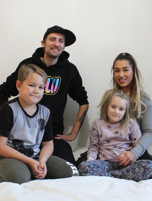 Kuvassa uusperheen vanhemmat Alex ja Disa, sekä Disan lapset Luca, 9, ja Belicia, 7. Kuva: <span class="photographer">Anette Kärkkäinen</span>