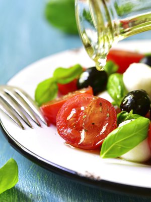 Ruokavalioita yhdistää runsas kasvisten, hedelmien, marjojen, kuidun, kaliumin, vitamiinien ja hivenaineiden saanti.