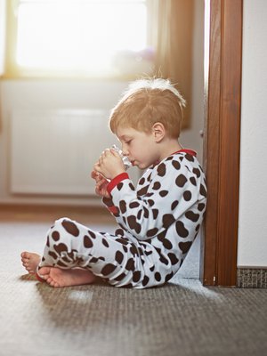 Kohta helpottaa. Kun yksi perheestä sairastuu norovirukseen, yleensä muutkin perheenjäsenet saavat tartunnan, mutta kaikille ei kehity tautia.