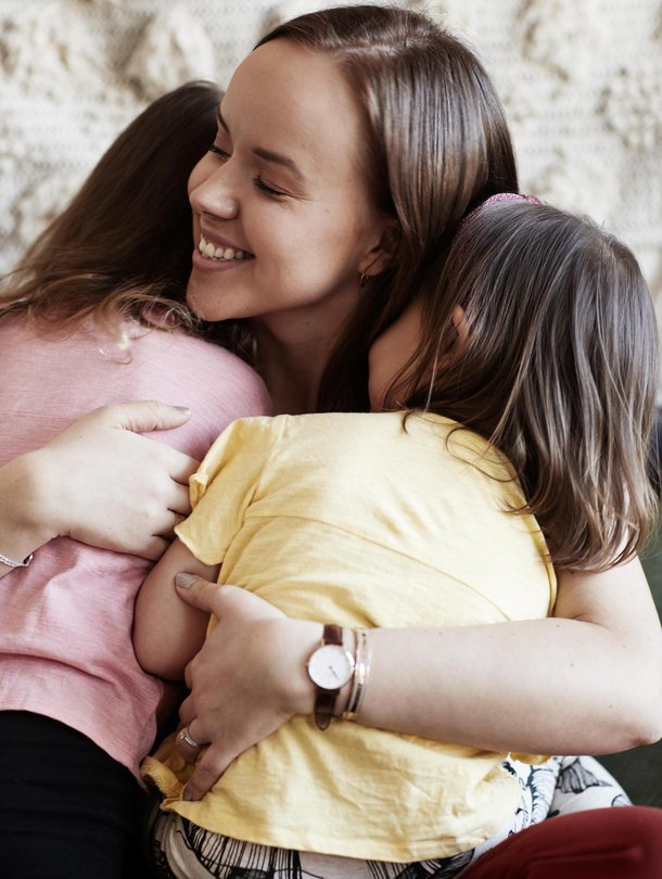 Sara ja Mikko Parikan esikoinen Matilda syntyi keväällä 2014. Pikkusisko Mimosa syntyi joulukuussa 2015. Tytöillä on ikäeroa vuosi ja yhdeksän kuukautta. Kuva: <span class="photographer">Panu Pälviä</span>