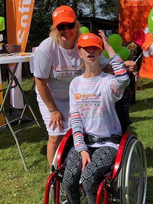 Riitta Peltonen ja Sofia liikkuvat ihan samoissa paikoissa kuin muutkin. Kuva on otettu Ylisfestareilta. Kuva: <span class="photographer">Riitta Peltonen </span>