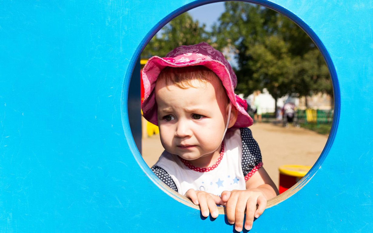 Pian se helpottaa. Jos taaperon itkuinen aamu jää painamaan mieltä, hoitajaa voi pyytää lähettämään viestin, miten lapsen päivä sujuu. Kuva: iStockphoto