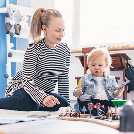 Tiia Ikäheimonen on kotona 2-vuotiaan Noelin kanssa. Heinäkuussa perheeseen odotetaan toista lasta.